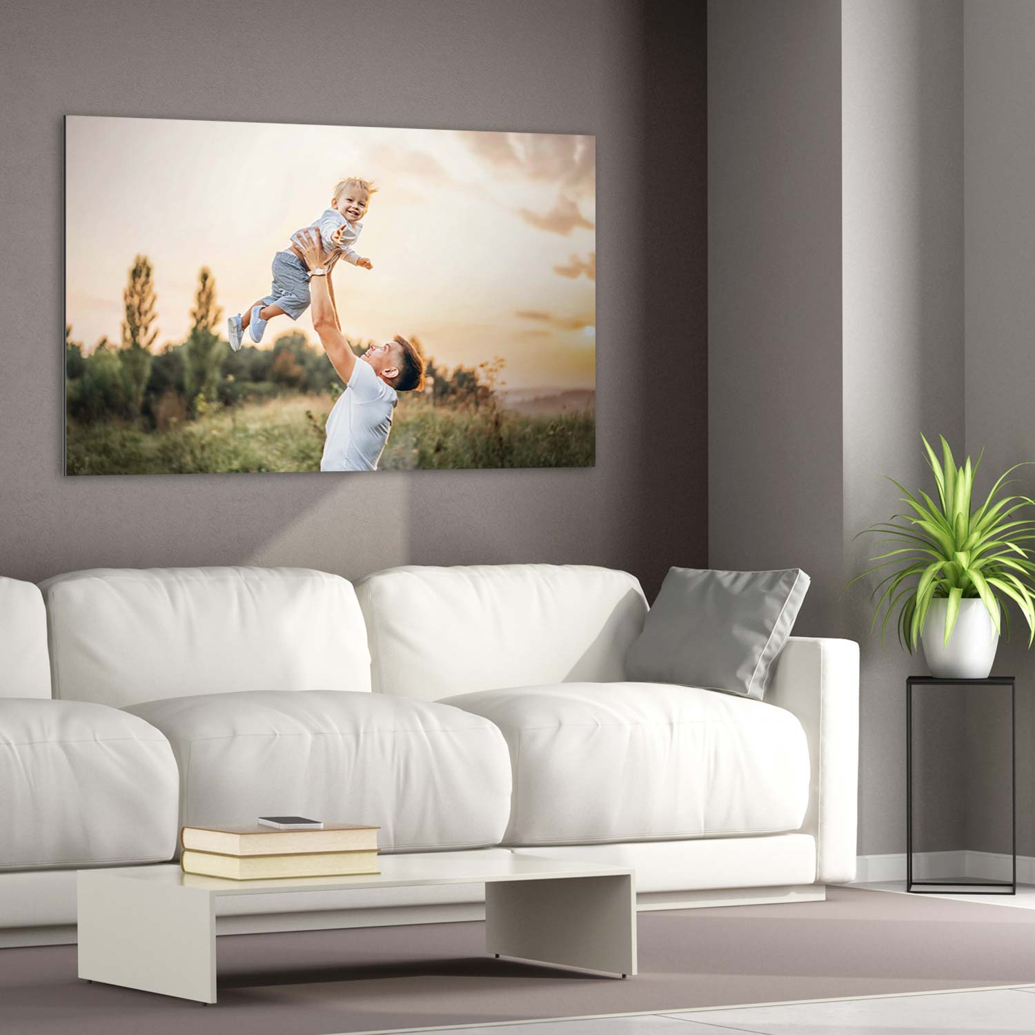 Alu-Verbund Wandbild mit Vater und Sohn hängt über Sofa