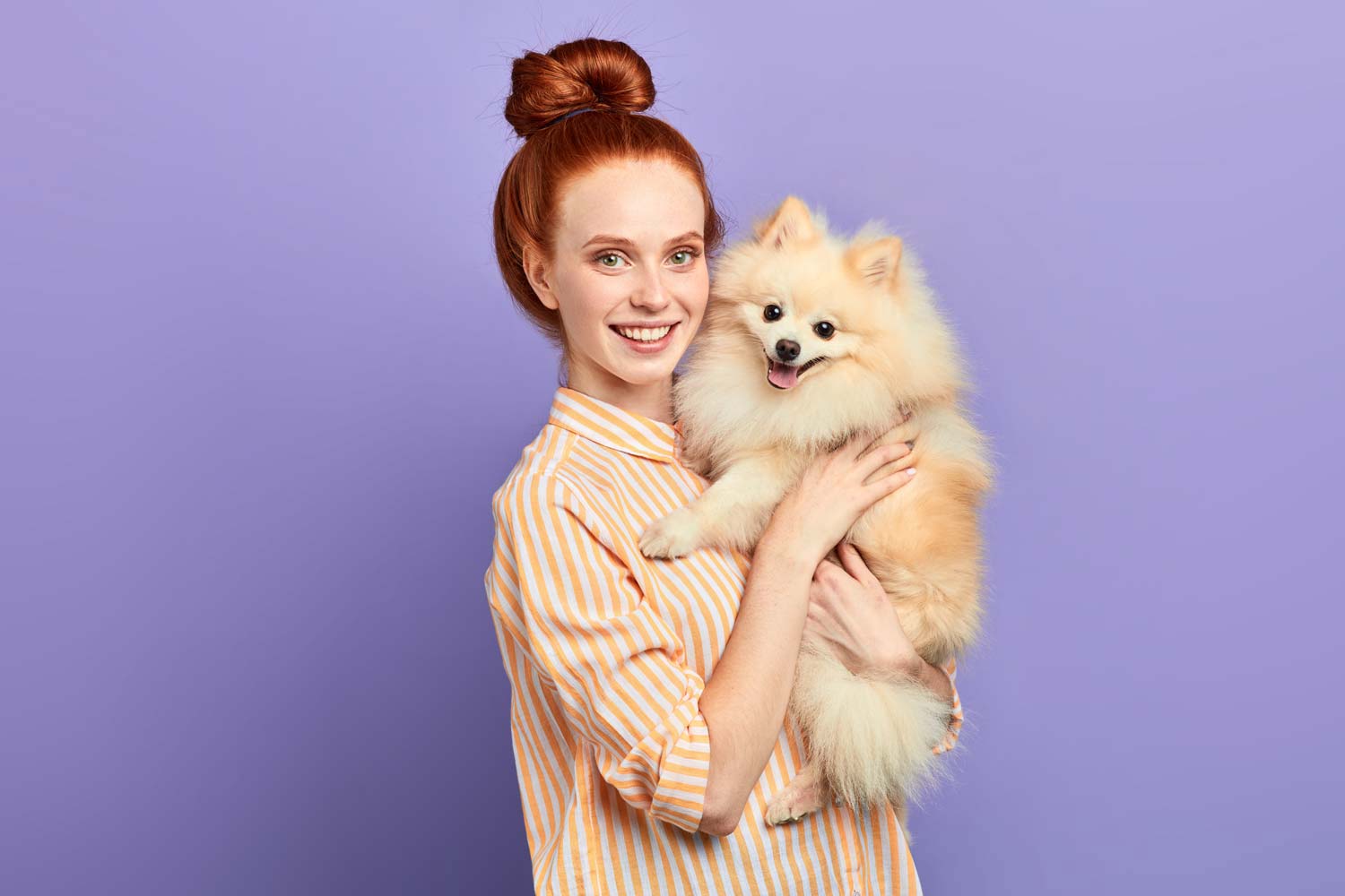 Bild vom Hundefotograf: Frau mit Hund auf dem Arm im Fotostudio