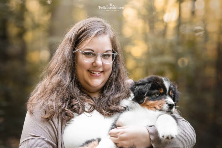 Hundefotografie von Frau mit Australian Shepherd Welpen im Arm