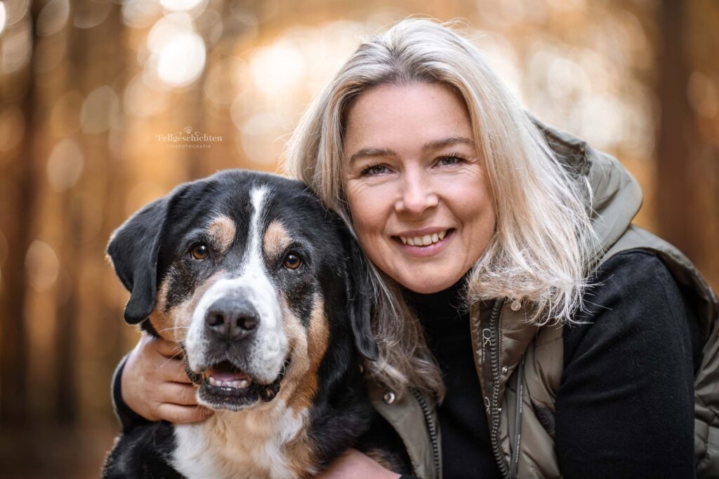 Porträt von einer Frau und ihrem Großen Schweizer Sennenhund