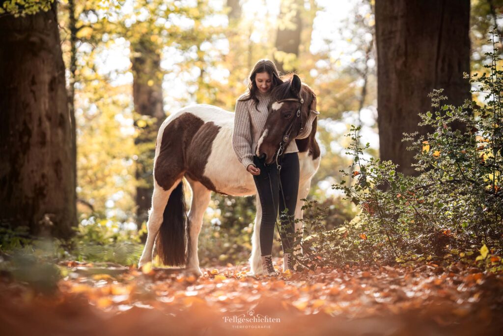 Frau mit Pferd im Wald