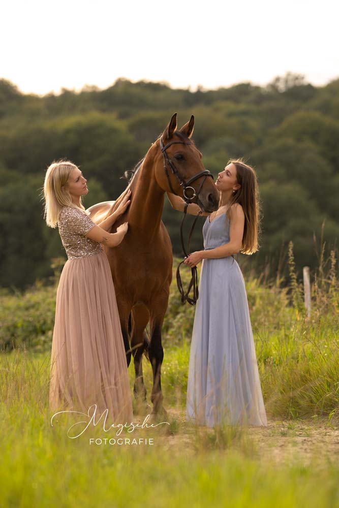Zwei Frauen im Kleid mit Pferd