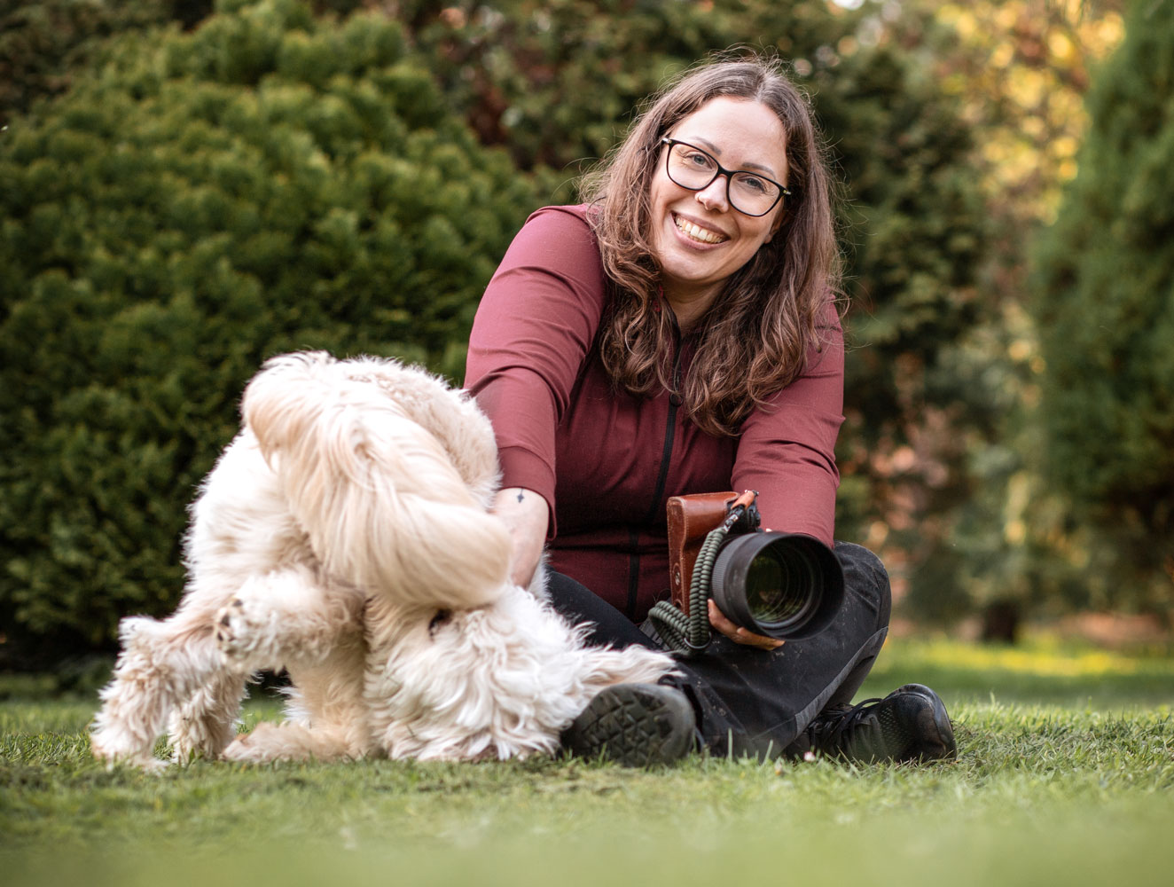 Fotografin Mandy Hoffmann spielt mit Hund