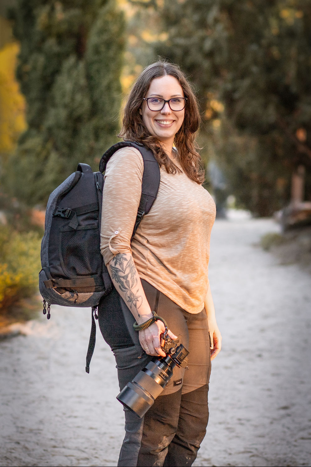 Fotografin Mandy Hoffmann mit Kamera und Rucksack