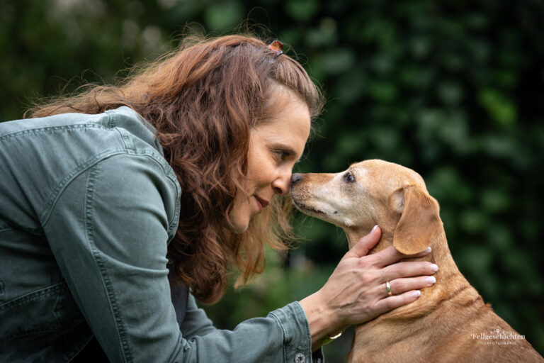 Frau und Hund Nase an Nase