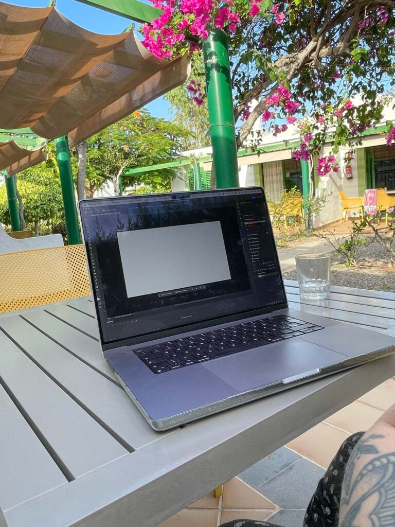 Laptop auf einem Tisch auf einer Terrasse